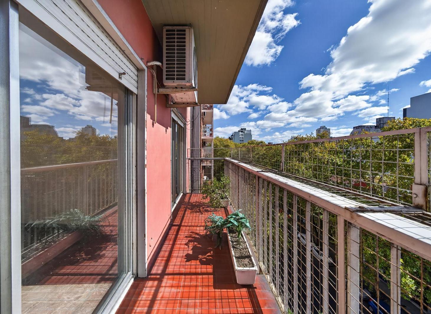 Departamento 4 ambientes CON COCHERA Piso alto al frente. Balcon. Venta