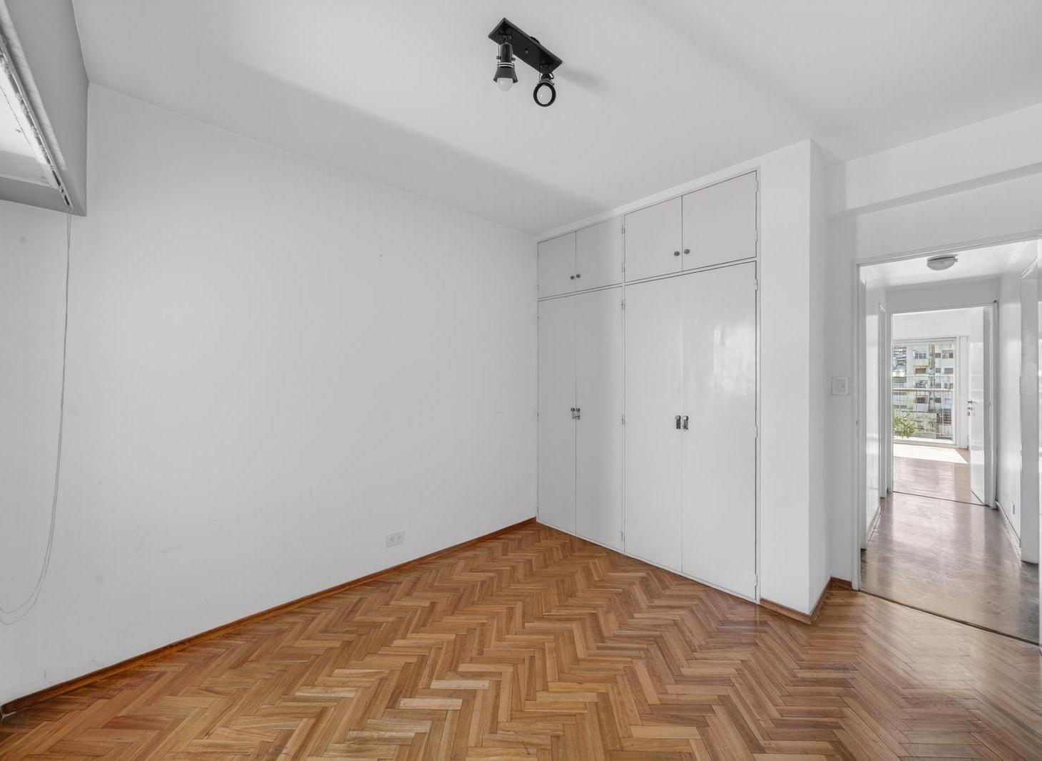 Departamento 4 ambientes CON COCHERA Piso alto al frente. Balcon. Venta