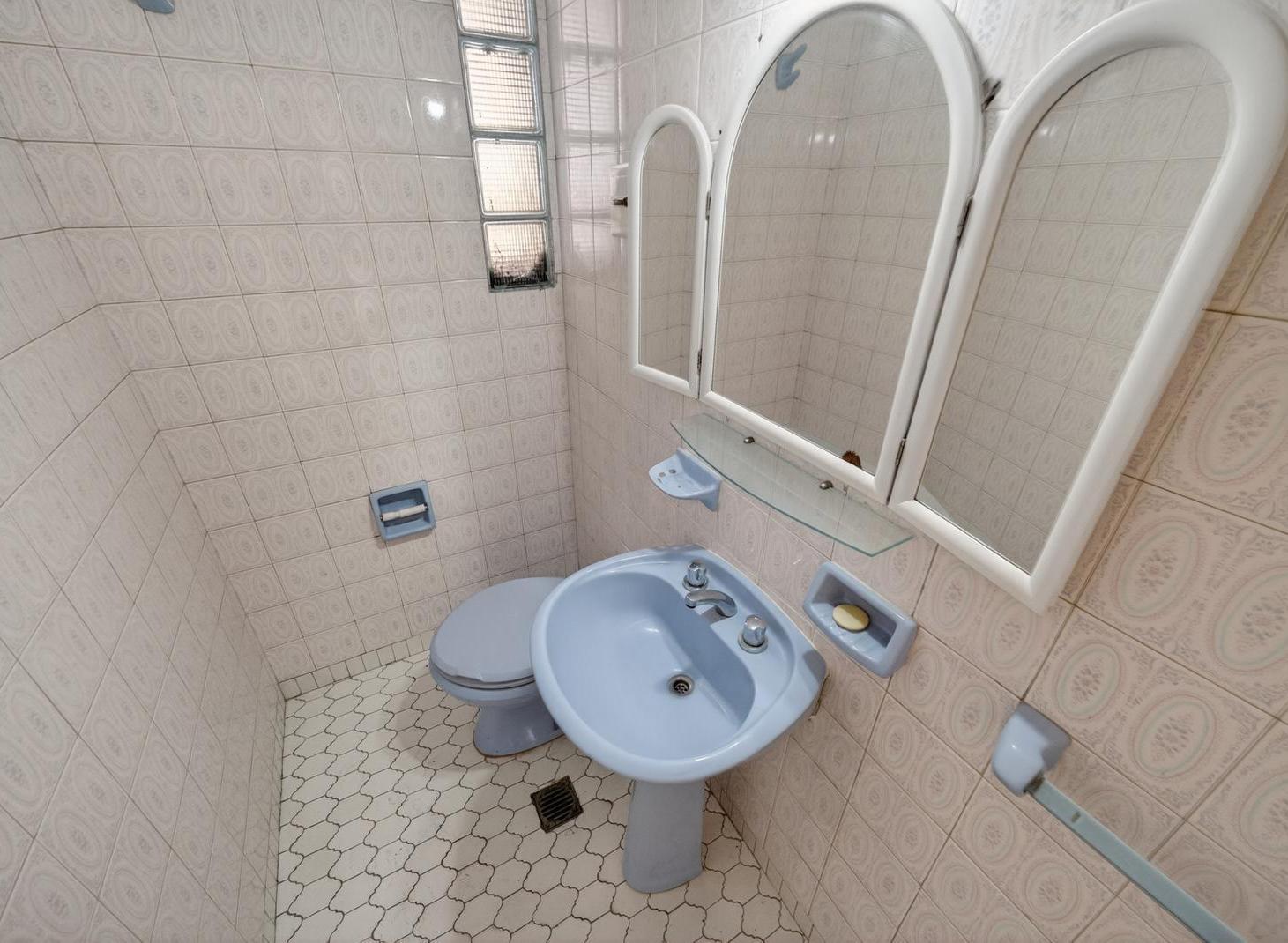 Departamento 4 ambientes CON COCHERA Piso alto al frente. Balcon. Venta