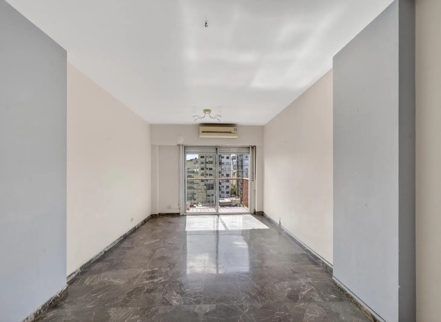 Departamento 4 ambientes CON COCHERA Piso alto al frente. Balcon. Venta 4