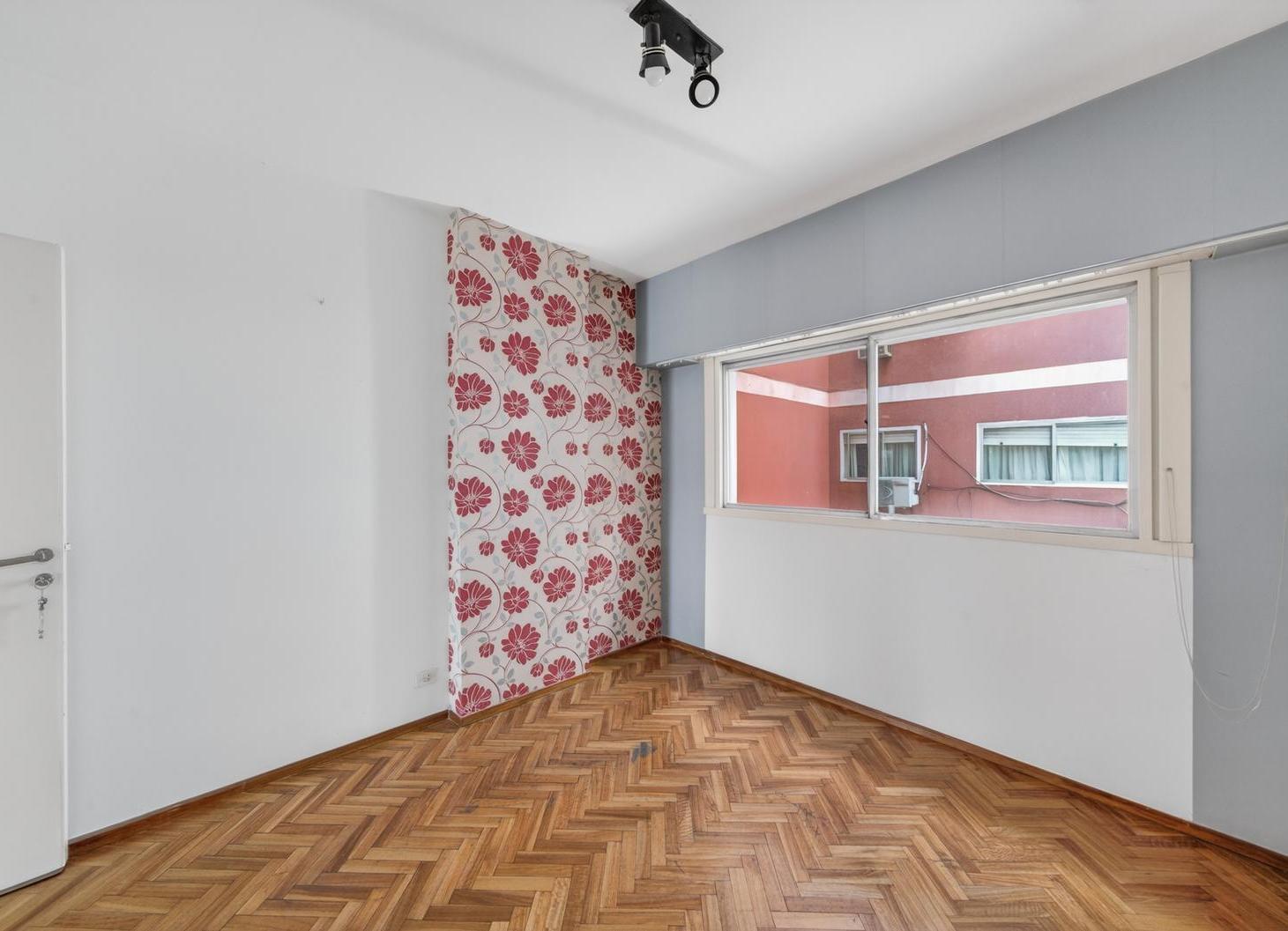 Departamento 4 ambientes CON COCHERA Piso alto al frente. Balcon. Venta