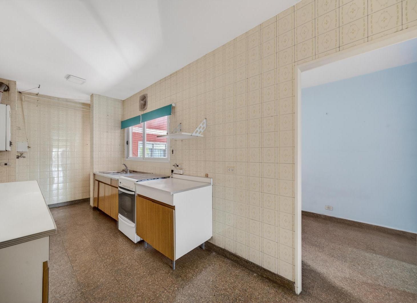 Departamento 4 ambientes CON COCHERA Piso alto al frente. Balcon. Venta