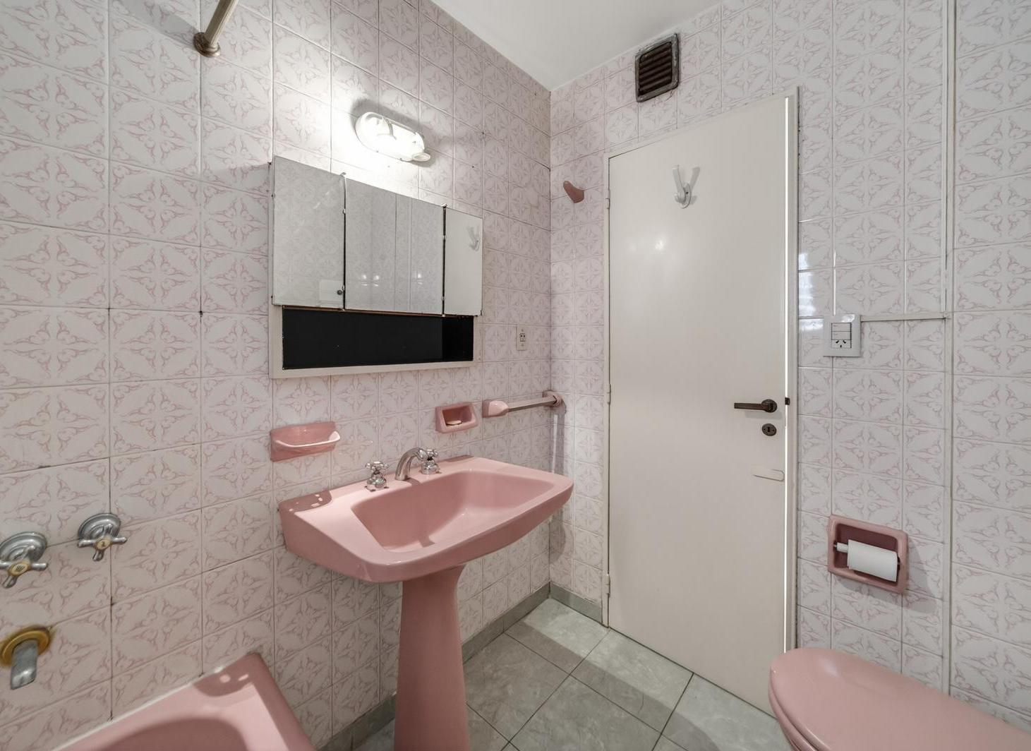 Departamento 4 ambientes CON COCHERA Piso alto al frente. Balcon. Venta