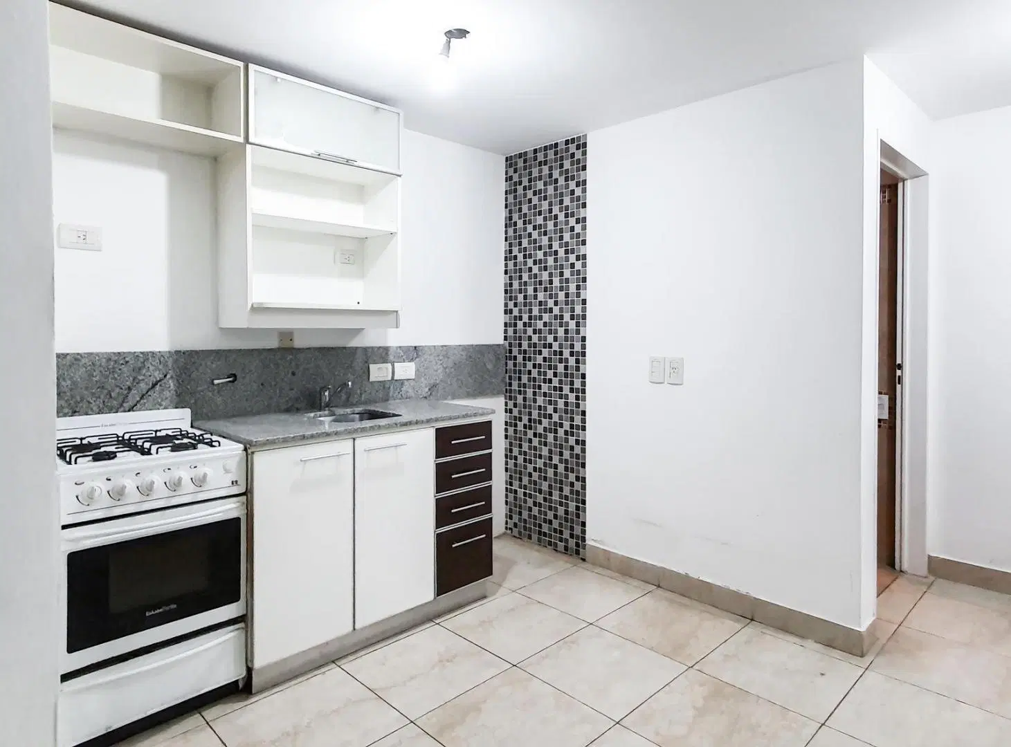 Monoambiente con Balcon al frente en Alquiler 5