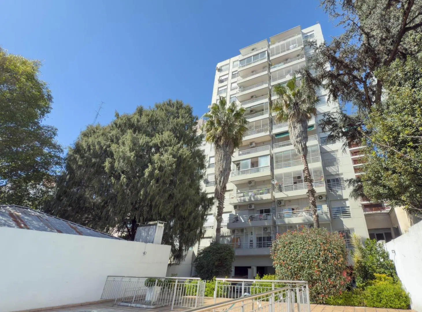 Departamento 3 ambientes Con BALCON. PILETA. JARDIN. 3