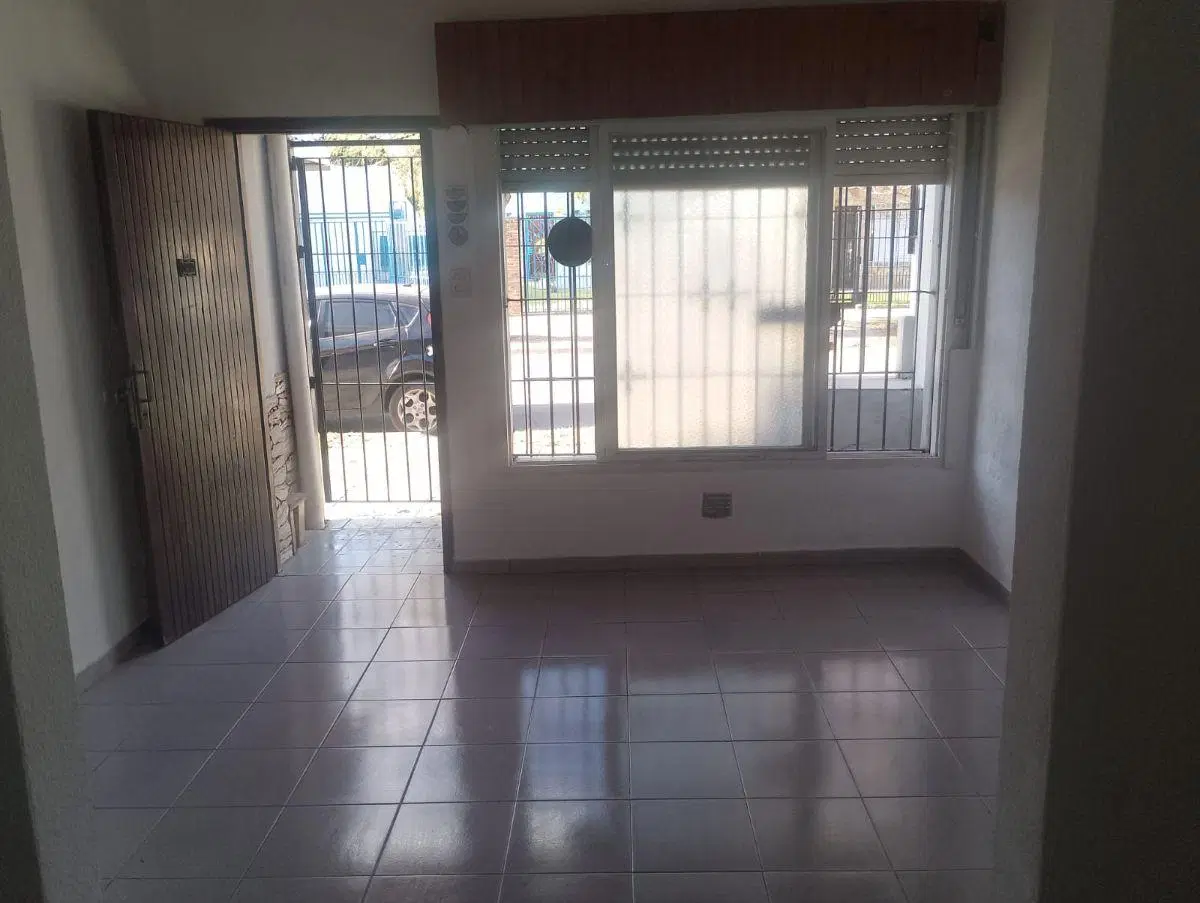 Casa 3 Ambientes en Alquiler - Luis Guillón. 3