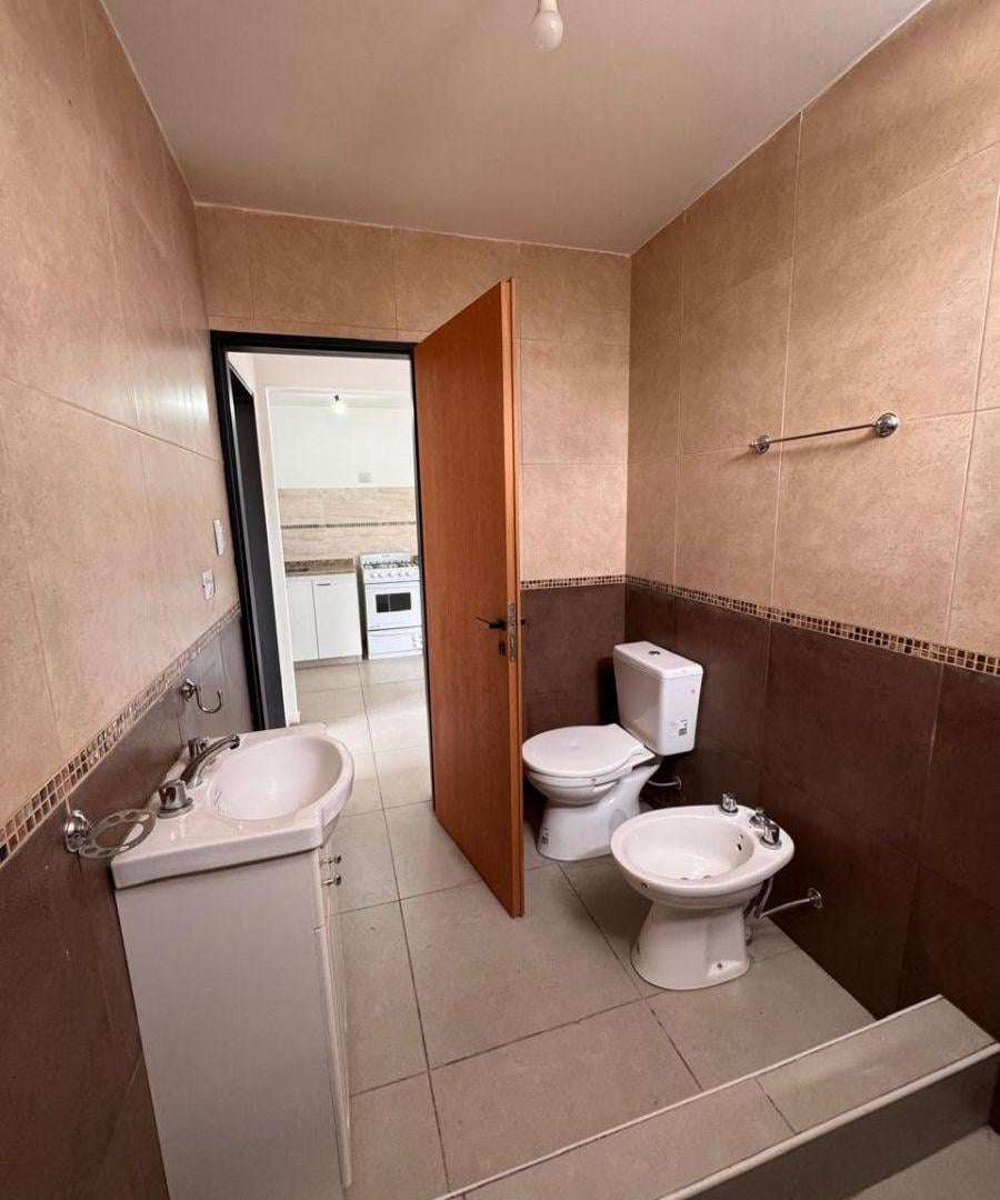 Foto de Luminoso Depto. 2 Ambientes en Venta/ Alquiler - Luis Guillón., imagen 1