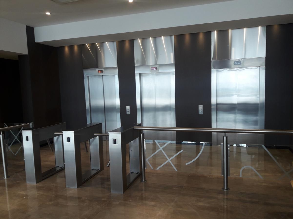 Av Luis Candido Carballo Al 100 - Venta Oficina con Cochera en Rosario 2