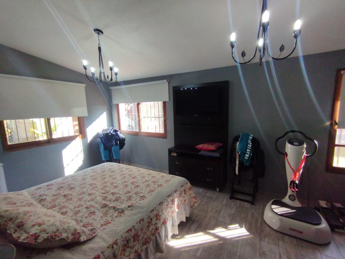Ambrosetti Al 200 Bis - Venta de Casa 2 Dorm. 2 Cocheras Patio en Fisherton 3