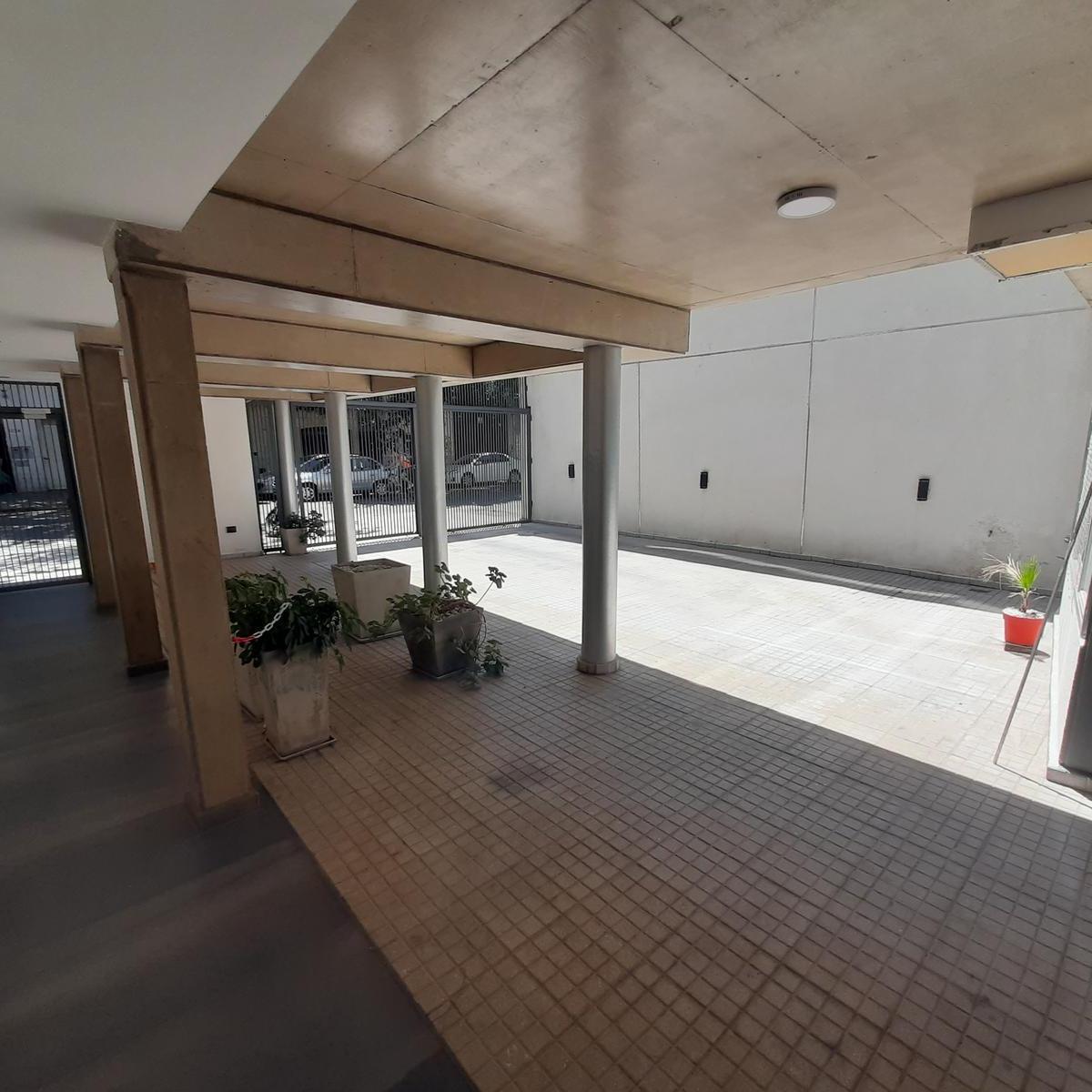 VENTA DE COCHERA EN CRESPO AL 1200