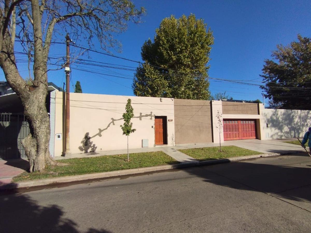 AMBROSETTI AL 200 BIS - VENTA DE CASA 2 DORMITORIOS 2 COCHERAS PATIO EN FISHERTON