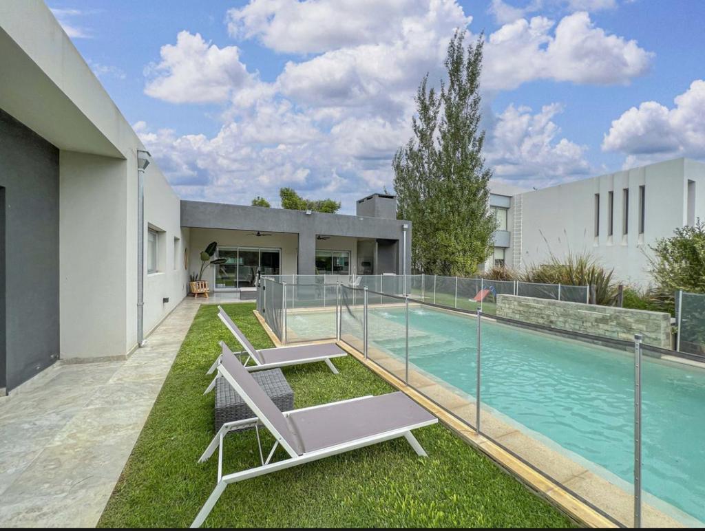 KENTUCKY VENTA  DE CASA 4 DORMITORIOS EN FUNES - ROSARIO