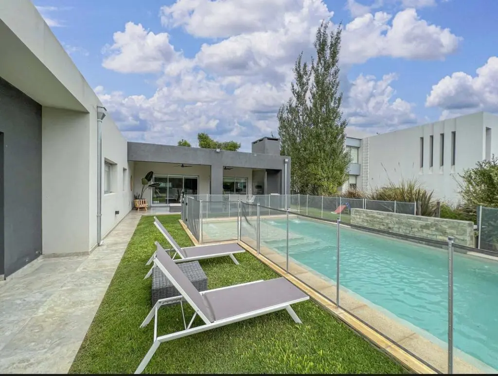 KENTUCKY VENTA DE CASA 4 DORMITORIOS EN FUNES - ROSARIO 1