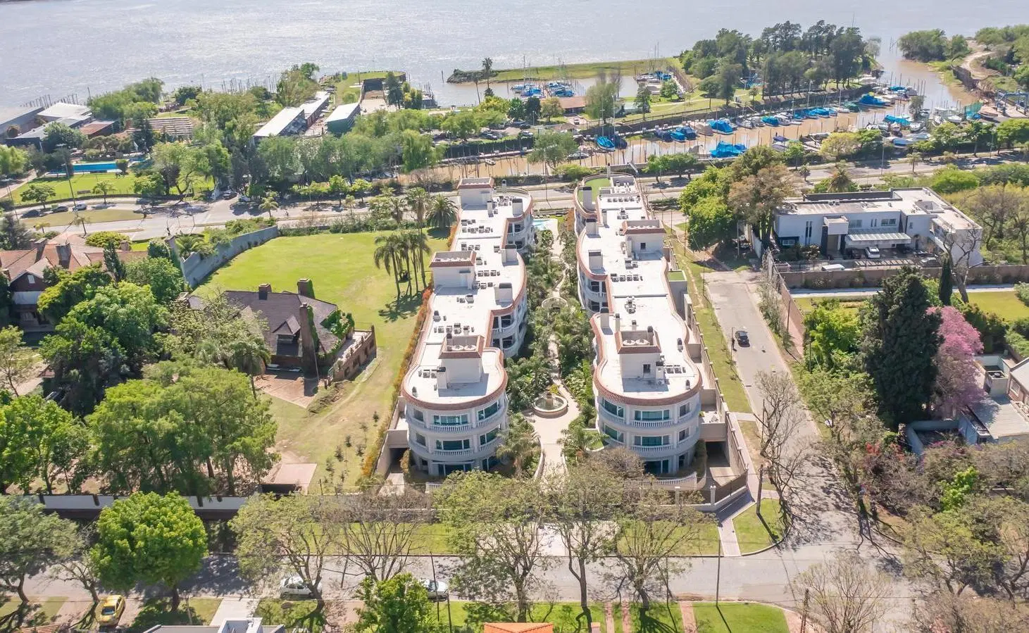 MONOAMBIENTE EN ALQUILER/VENTA OASIS DE YATCH. JOSE HERNANDEZ 1200 2