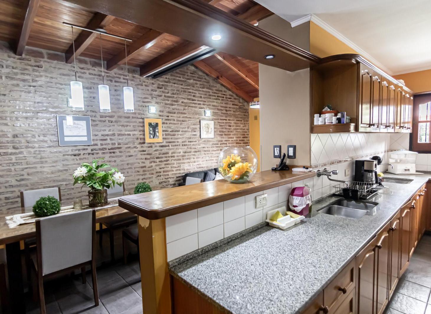 Foto de Venta Casa de 4 Dormitorios con Pileta y Quincho en Rosario Zona Sur, imagen 2