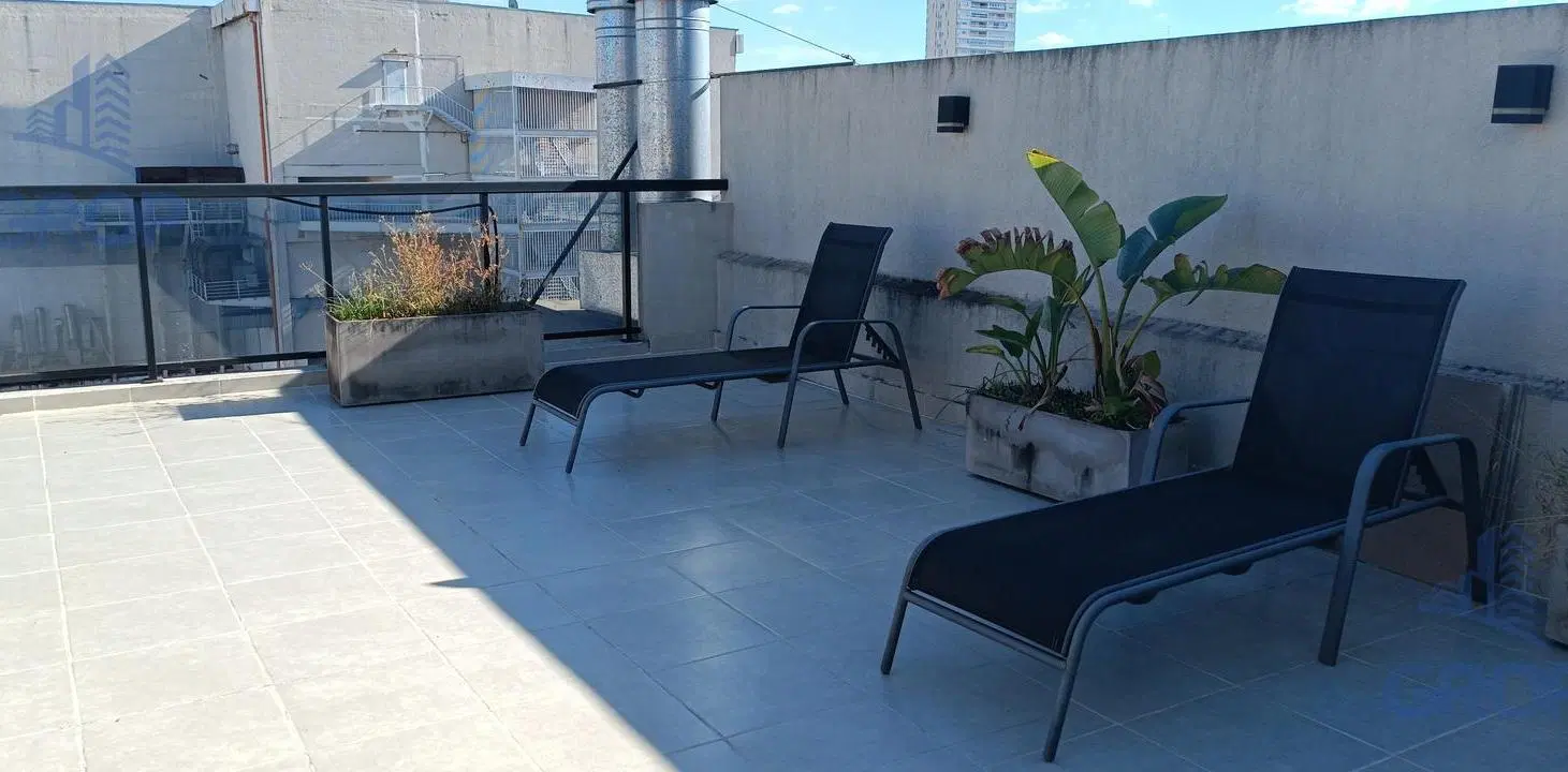 Departamento 2 ambientes, baño en suite, toil, cochera fija cub.,contrafrente abierto, antig. 5 años 3