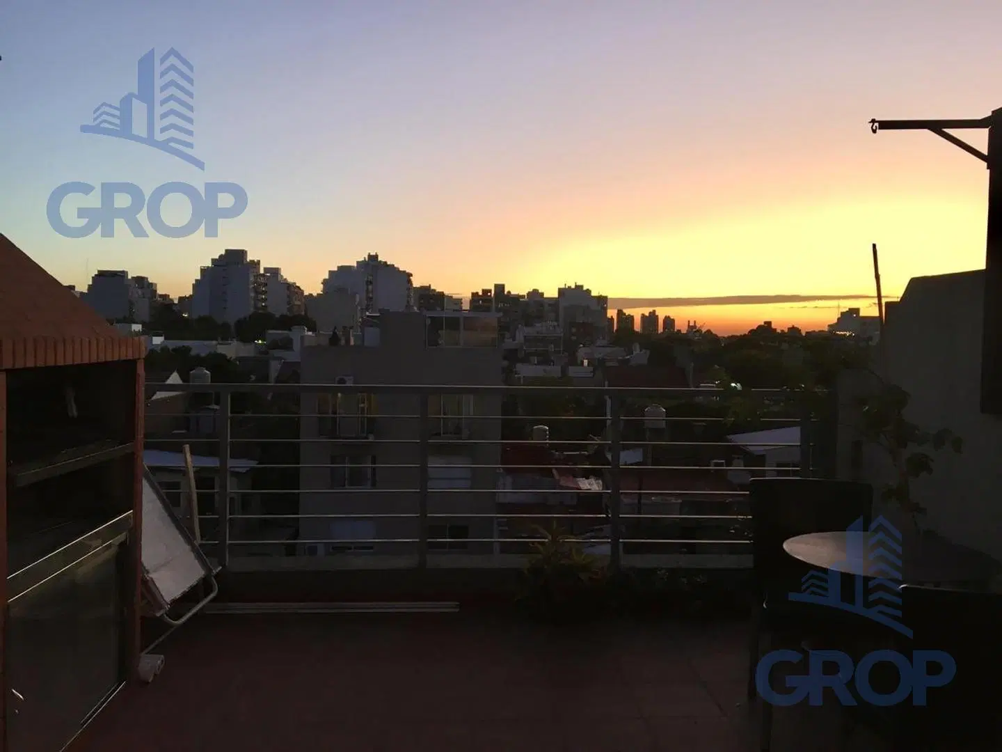 Venta Departamento 2 ambientes contrafrente piso 3 y 4. quincho, terraza, parrilla, cochera. Coghlan 5