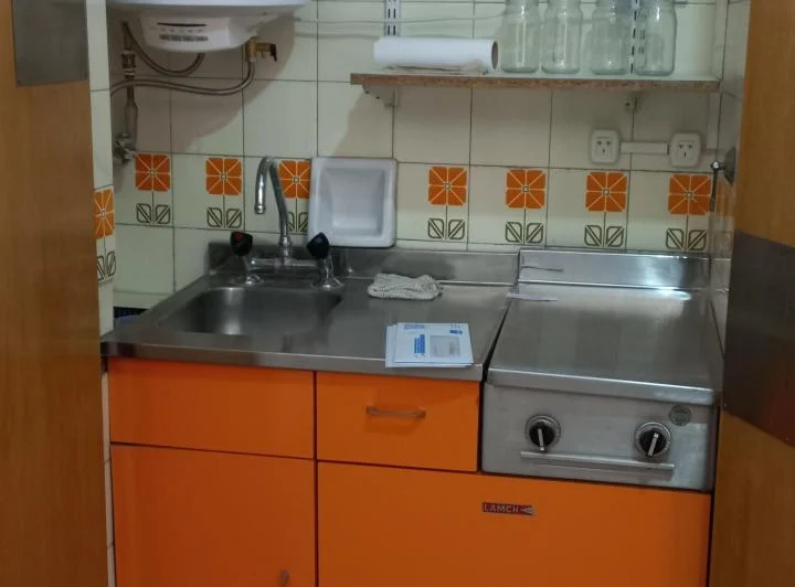 MAIPU Y LAVALLE - UN AMBIENTE DIVIDIDO - APTO PROF O VIVIENDA 3