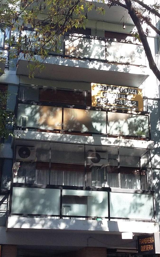 PARAGUAY Y BULNES - TRES AMBIENTES AL FRENTE CON BALCON - IMPECABLE