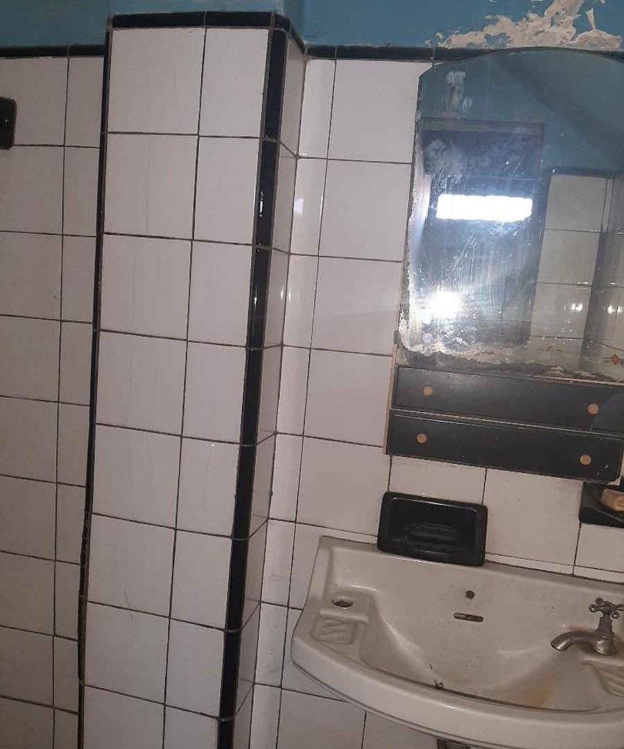 Foto de Av Eva Peron 1400- Temperley - Lote con 3 Locales y Fondo Libre. Venta, imagen 4