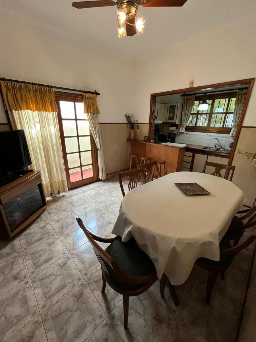 Foto de IMPECABLE CASA CON FONDO Y QUINCHO, imagen 2