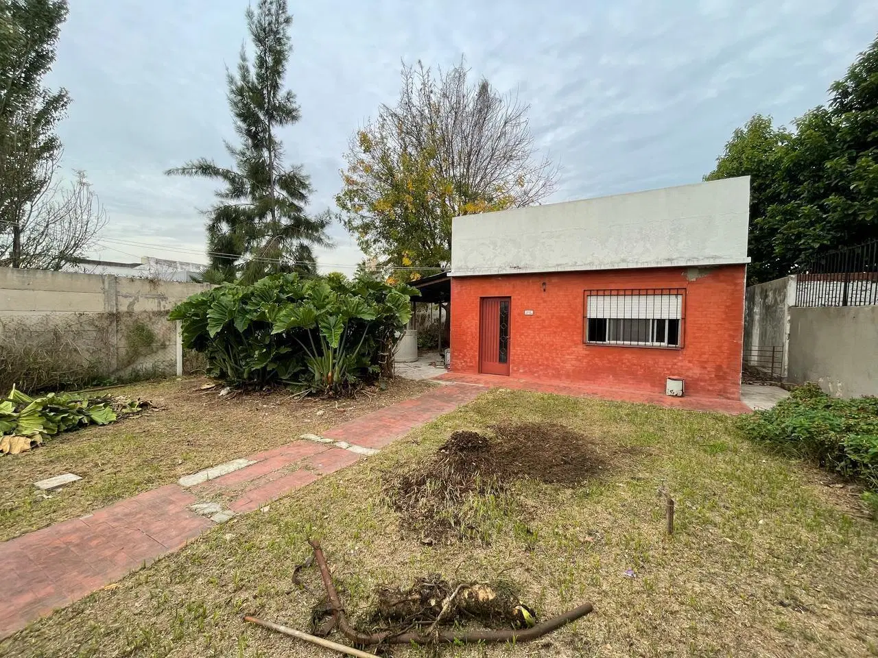 Lote con pequeña construccion en Liniers al 1100 1