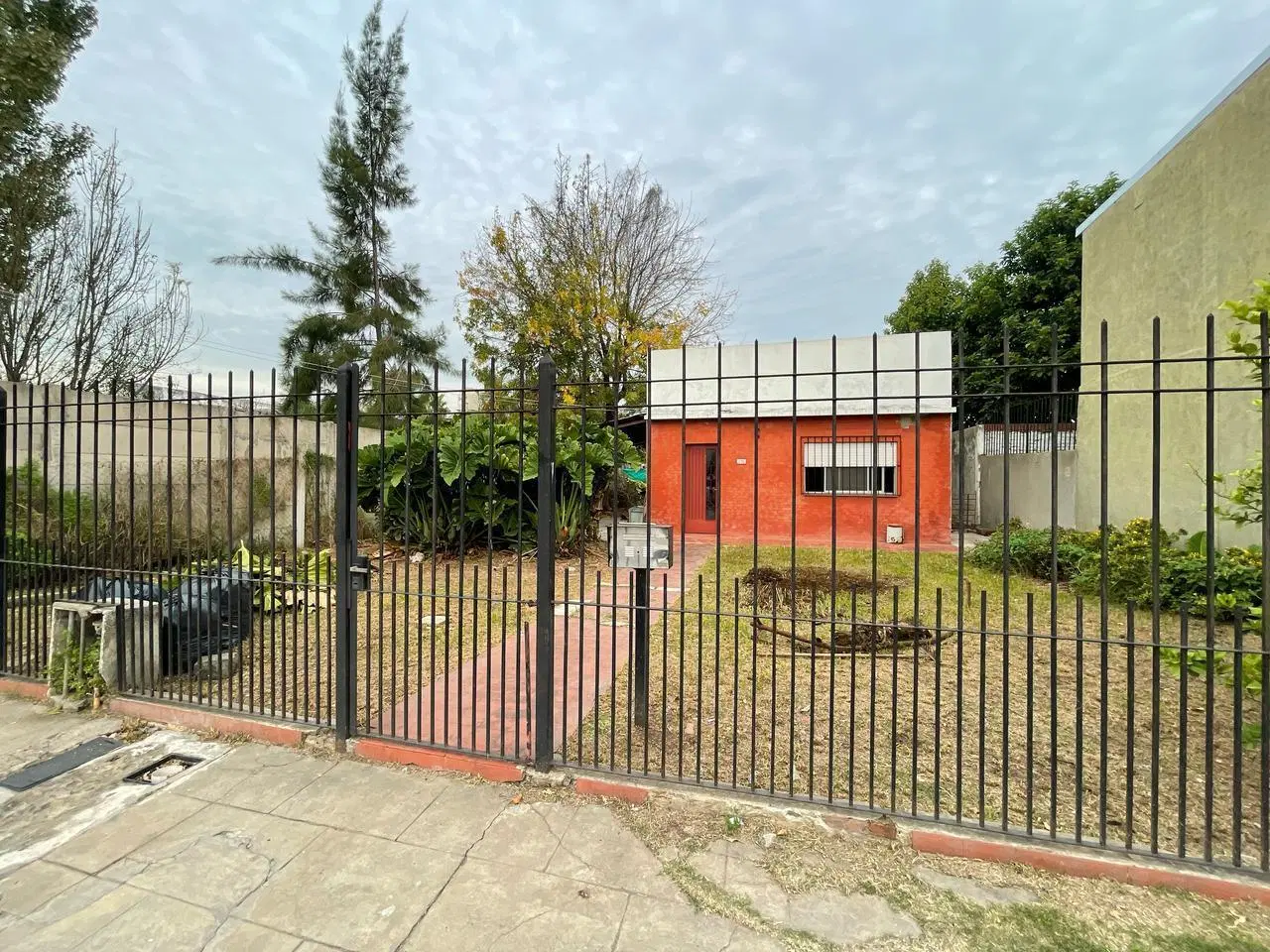Lote con pequeña construccion en Liniers al 1100 2
