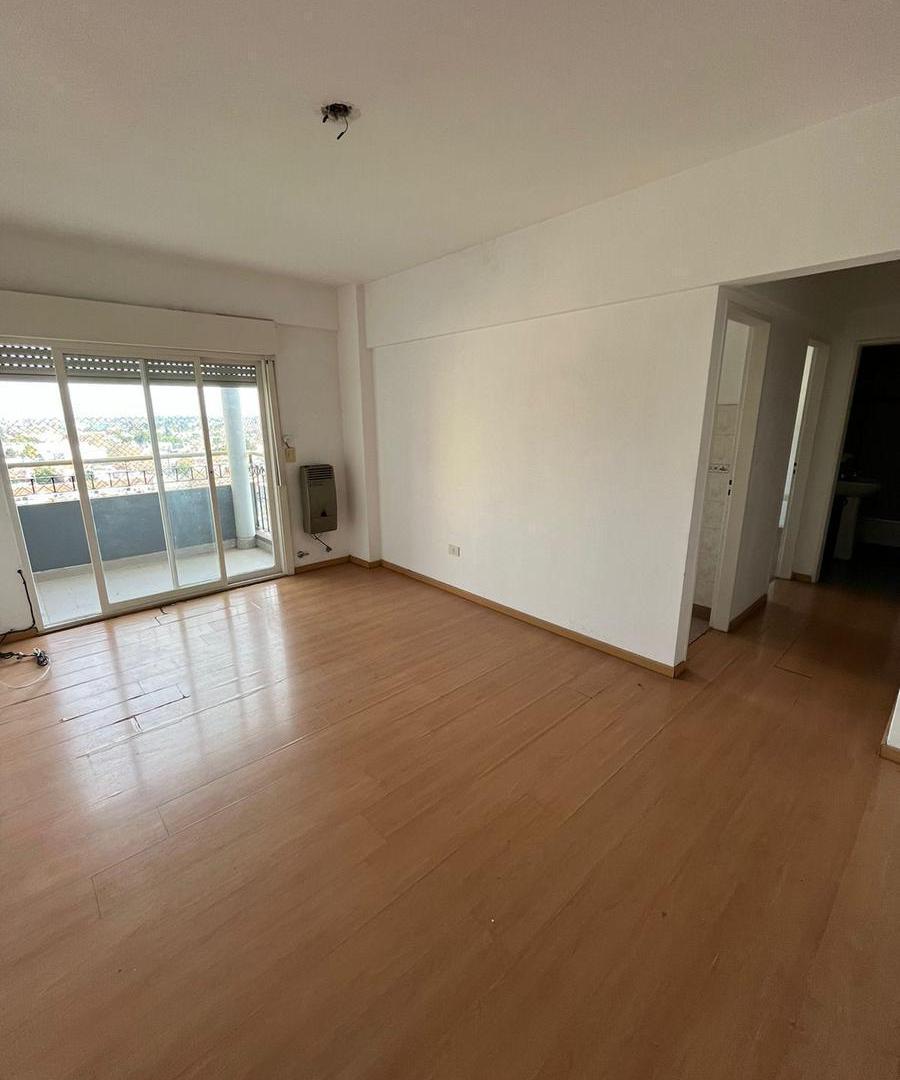 Foto de DEPTO DOS AMBIENTES, MUY BUENA UBICACION - C/COCHERA, imagen 2