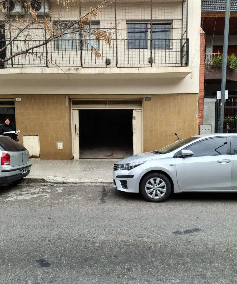 Cochera Cubierta a nivel de vereda para 6 Automóviles 1