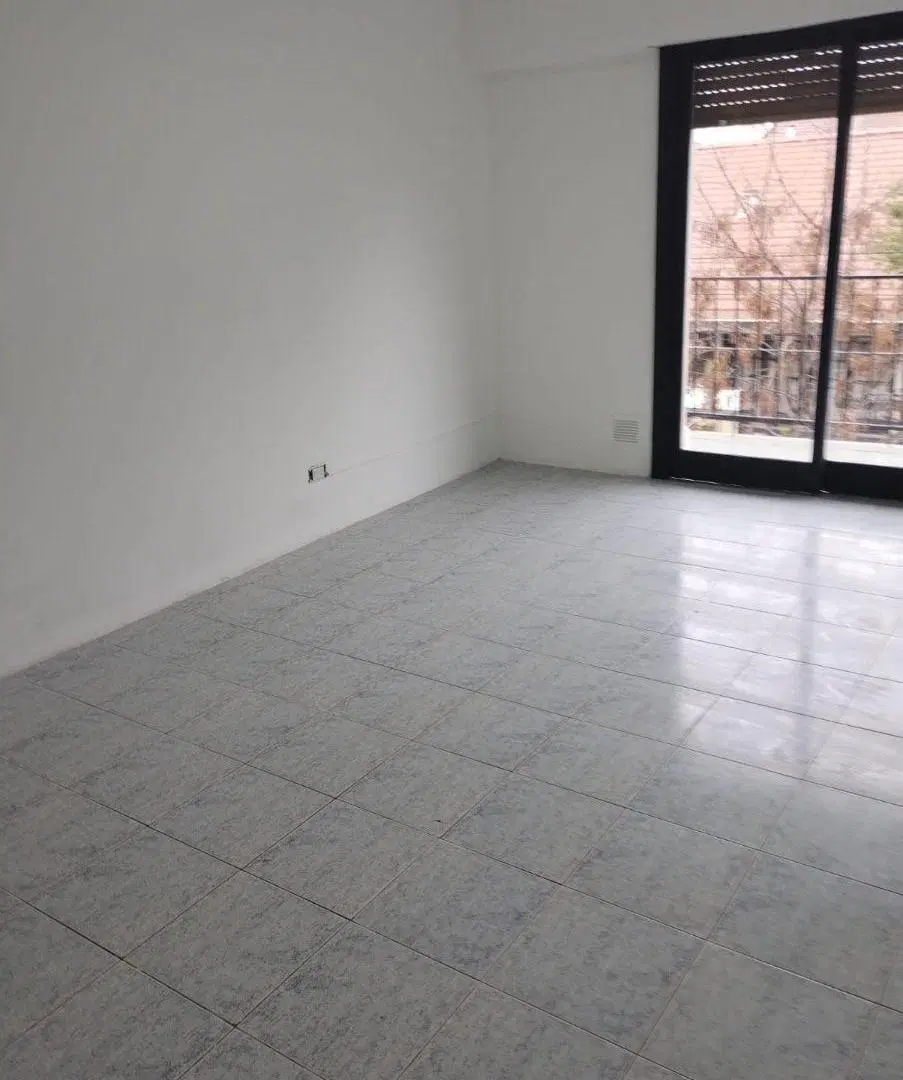 Depto. 3 Ambientes al Frente con Balcón Corrido, Cocina Separada y Lavadero Independiente 4