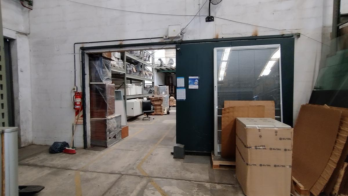 Dos Naves de 1200 m² Cbtos Playón - Parabólico 8 m - Entrada Camiones 4