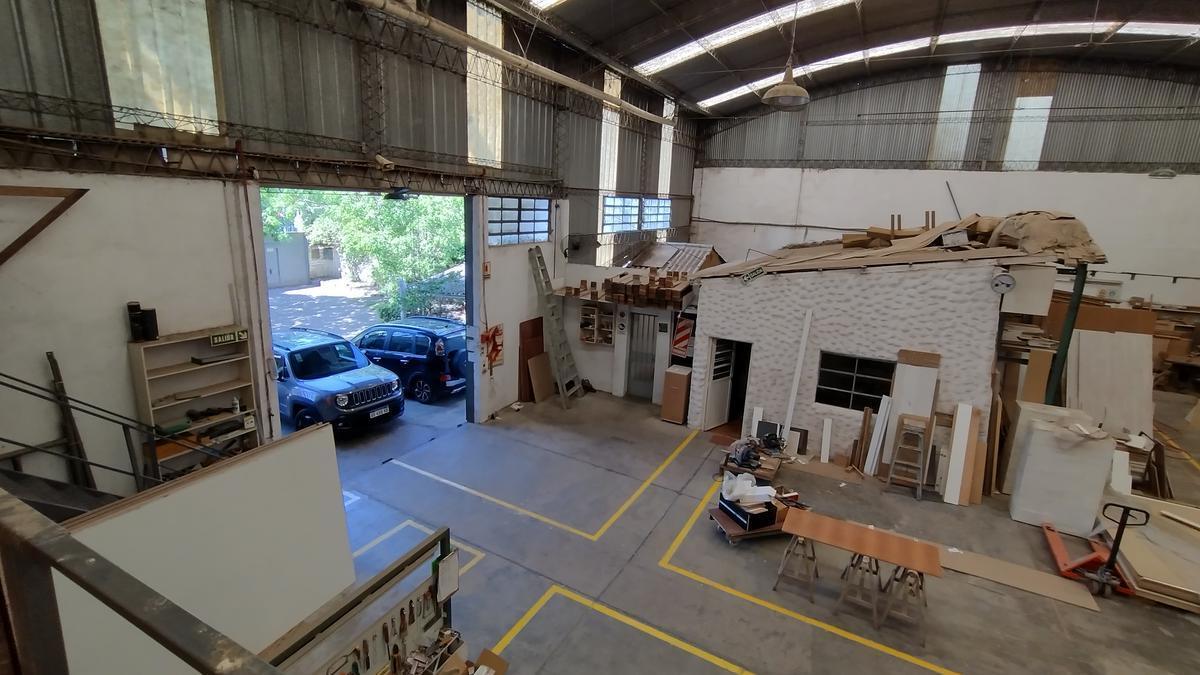 Dos naves de 1200 m2 cbtos    playón - Parabólico 8 m - Entrada camiones