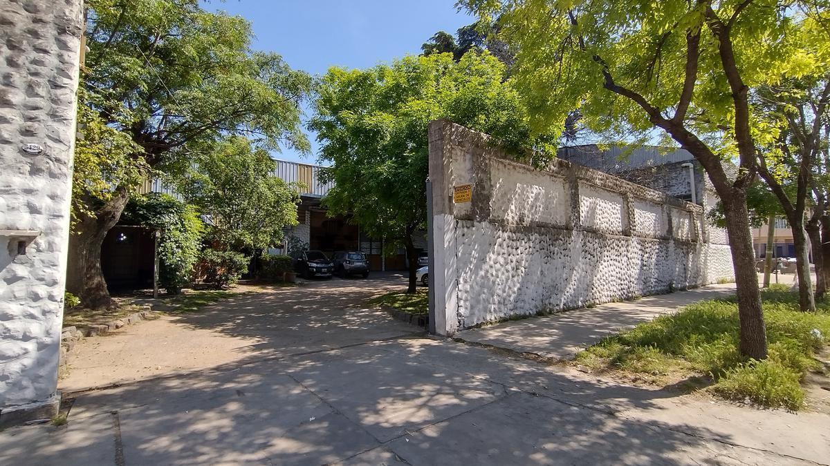 Dos Naves de 1200 m² Cbtos Playón - Parabólico 8 m - Entrada Camiones 5