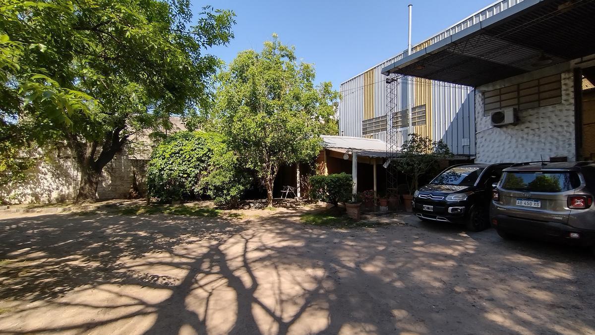 Dos Naves de 1200 m² Cbtos Playón - Parabólico 8 m - Entrada Camiones 3