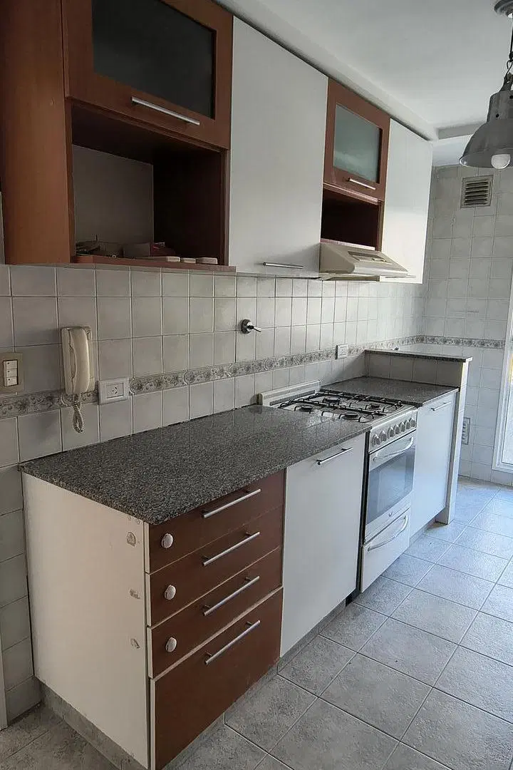 Belgrano "R": Edificio de categoría. Suite y dos baños completos. Excelente cochera fija! 5