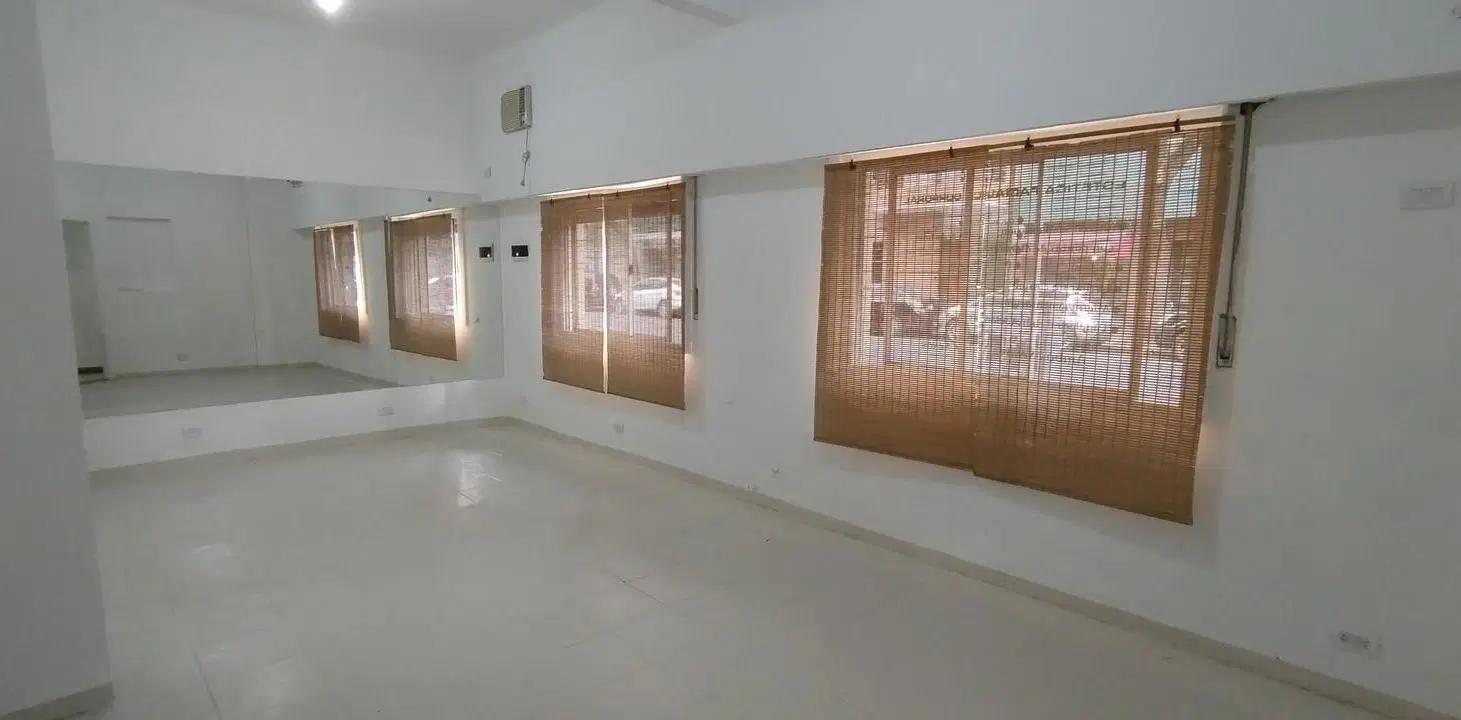 SIN EXPENSAS - Senillosa y Rosario - 80 m2 a la calle con entrada independiente 2