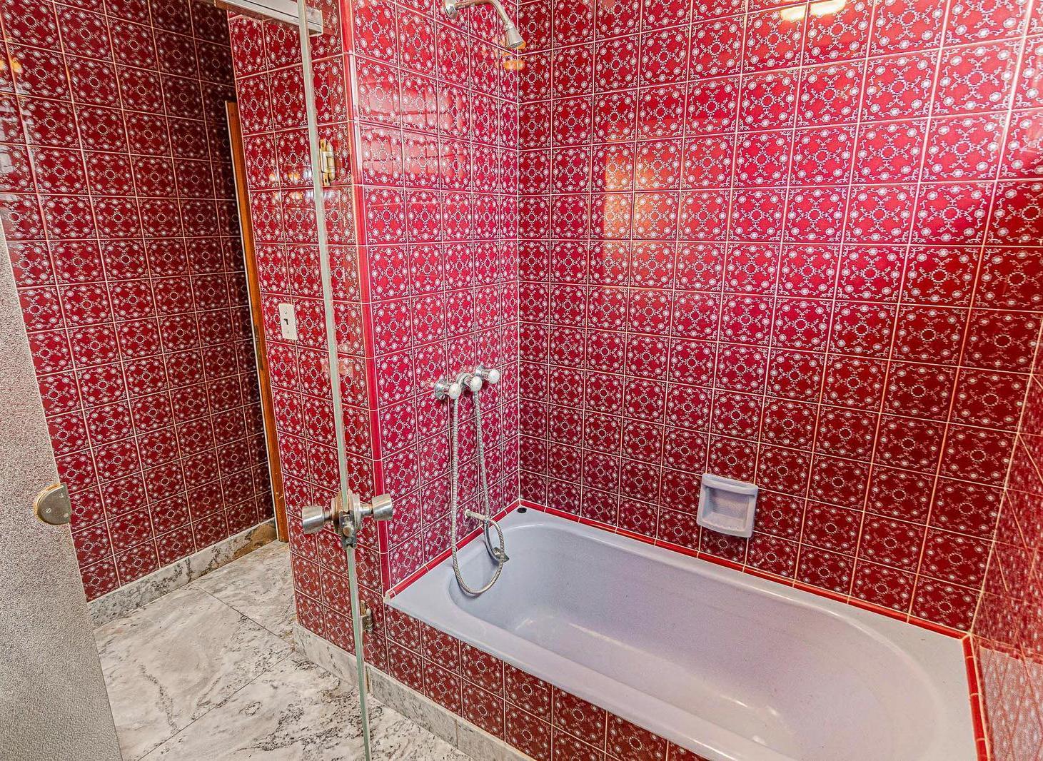 Dúplex de 3 dormitorios y estudio, con magnífica vista y balcón aterrazado! Cochera y baulera