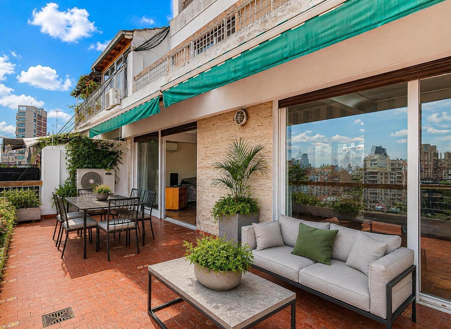 Dúplex de 3 dormitorios y estudio, con magnífica vista y balcón aterrazado! Cochera y baulera
