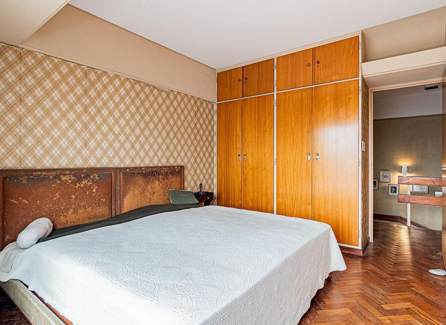 Dúplex de 3 dormitorios y estudio, con magnífica vista y balcón aterrazado! Cochera y baulera