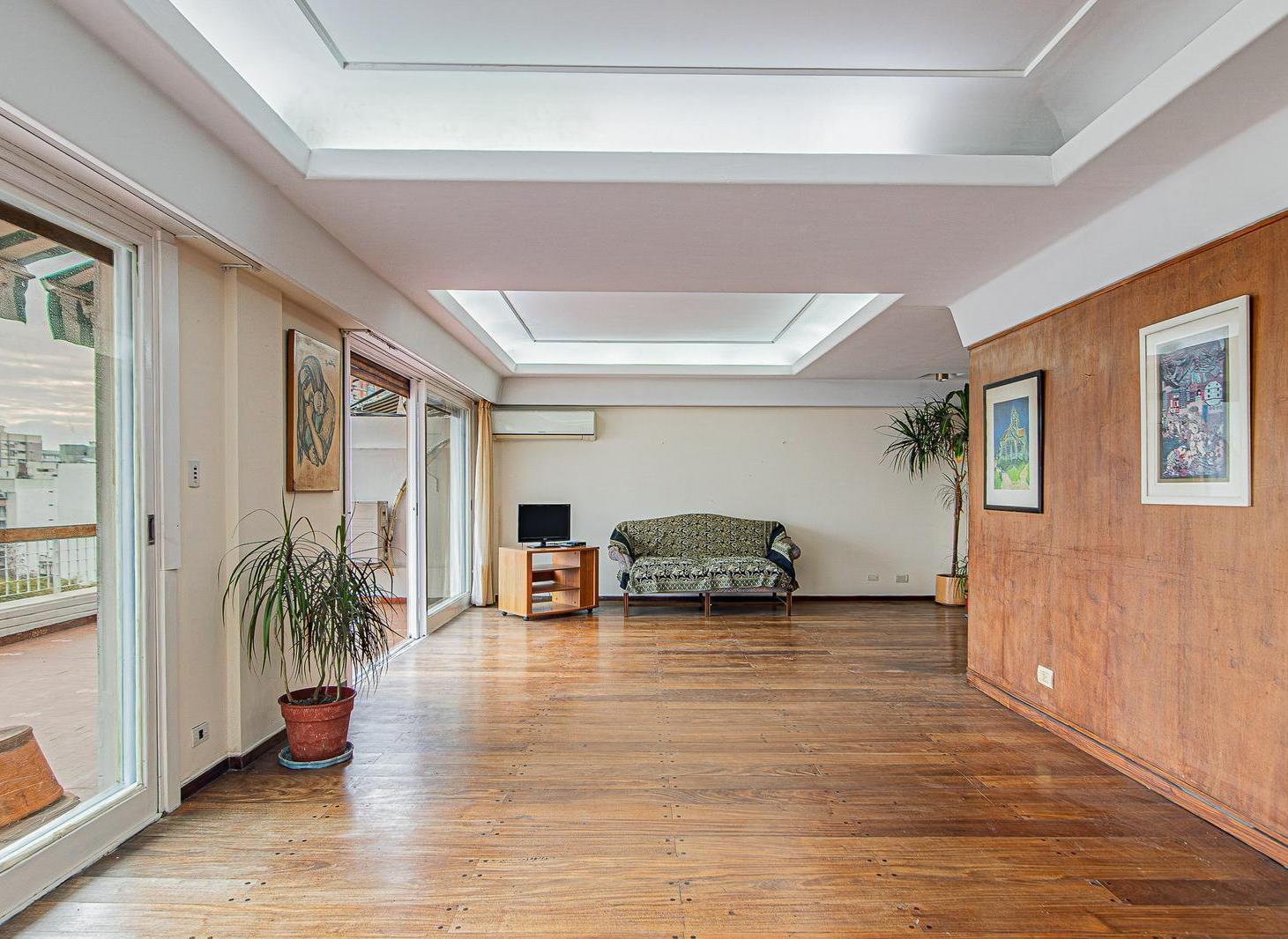 Dúplex de 3 dormitorios y estudio, con magnífica vista y balcón aterrazado! Cochera y baulera