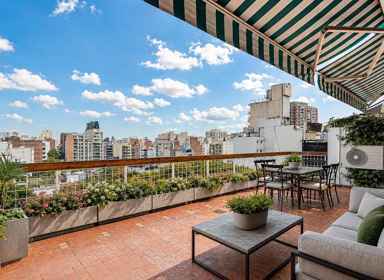 Dúplex de 3 dormitorios y estudio, con magnífica vista y balcón aterrazado! Cochera y baulera