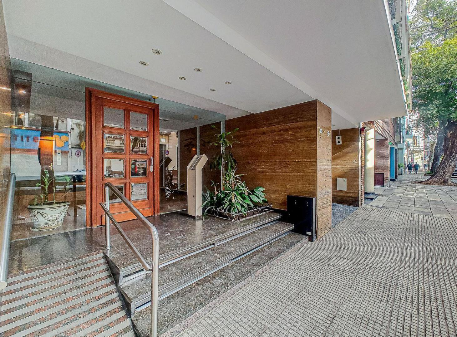 Dúplex de 3 dormitorios y estudio, con magnífica vista y balcón aterrazado! Cochera y baulera