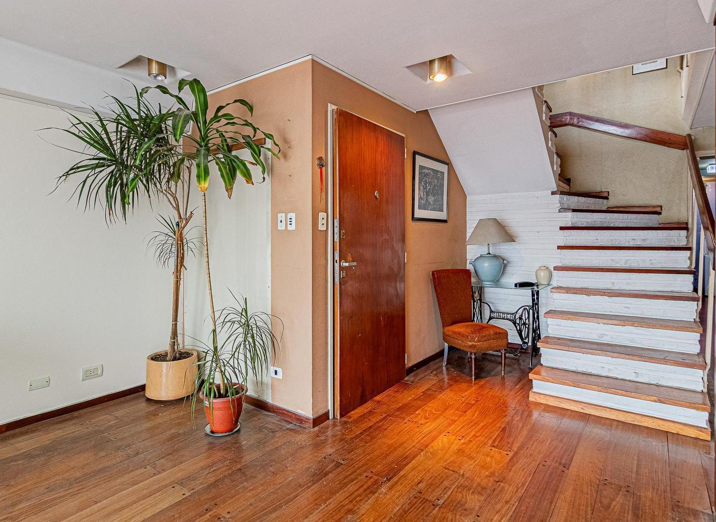 Dúplex de 3 dormitorios y estudio, con magnífica vista y balcón aterrazado! Cochera y baulera