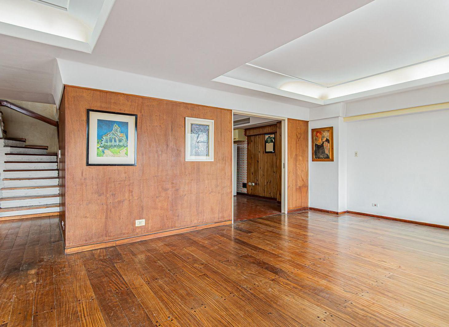 Dúplex de 3 dormitorios y estudio, con magnífica vista y balcón aterrazado! Cochera y baulera