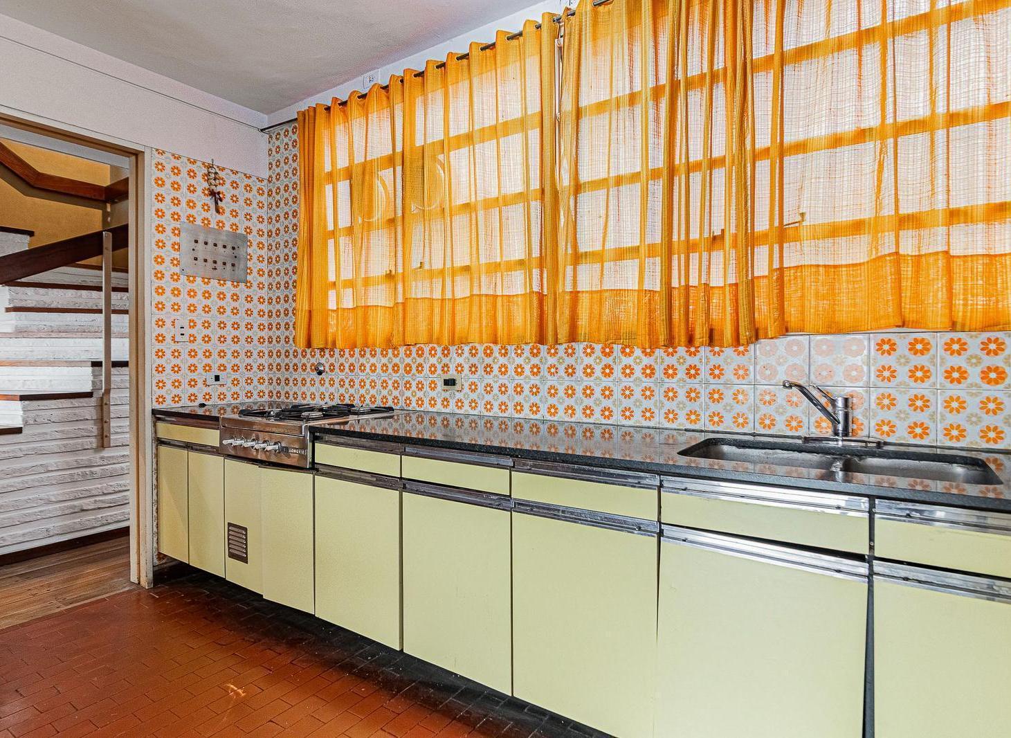Dúplex de 3 dormitorios y estudio, con magnífica vista y balcón aterrazado! Cochera y baulera