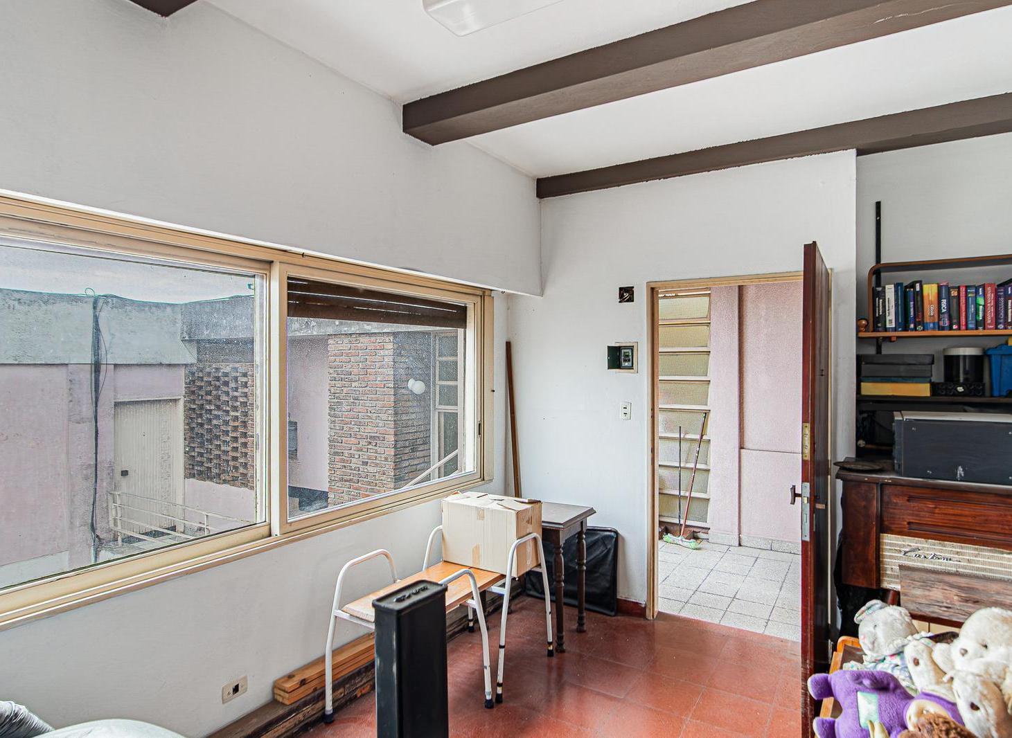 Dúplex de 3 dormitorios y estudio, con magnífica vista y balcón aterrazado! Cochera y baulera