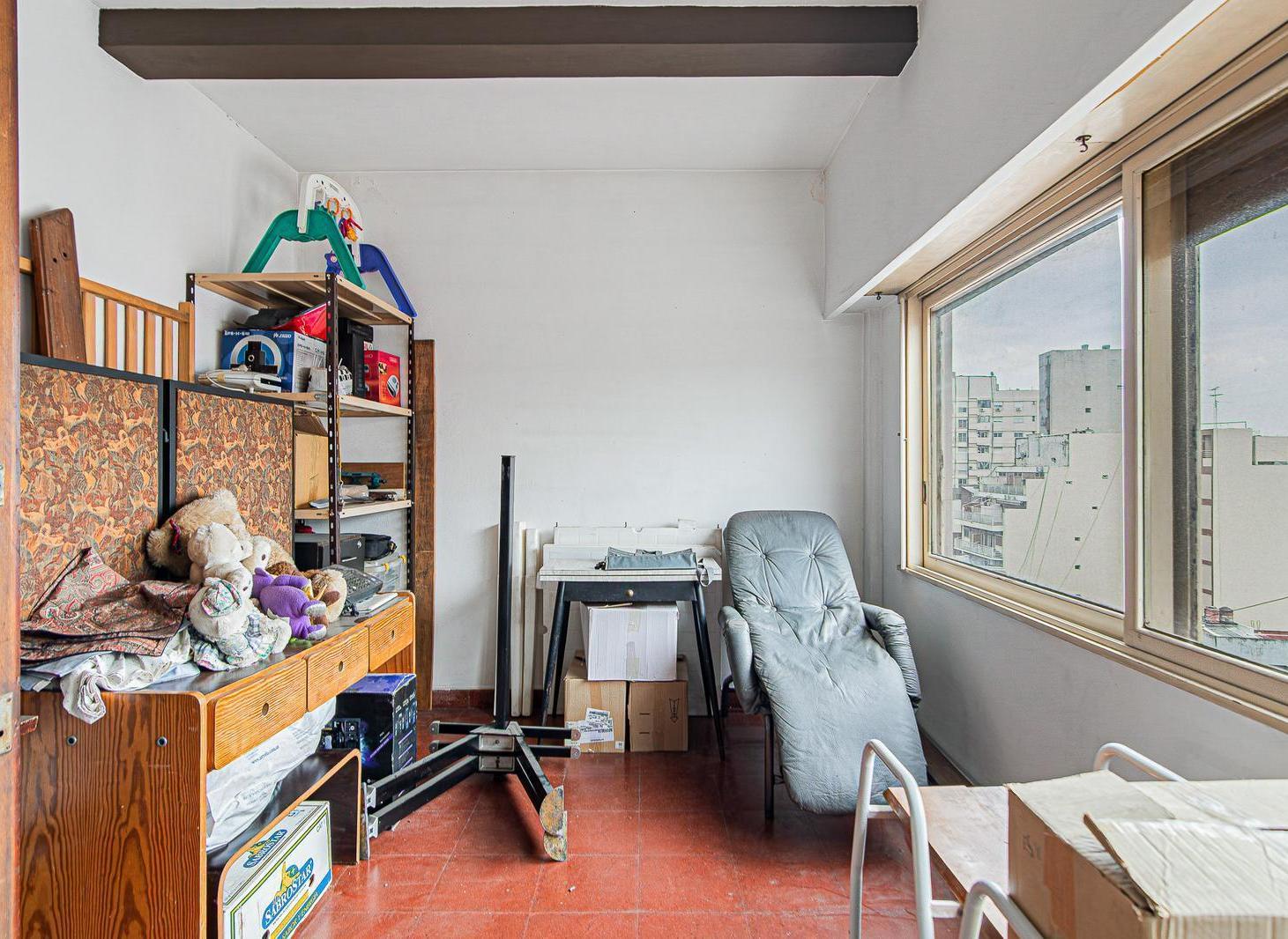 Dúplex de 3 dormitorios y estudio, con magnífica vista y balcón aterrazado! Cochera y baulera