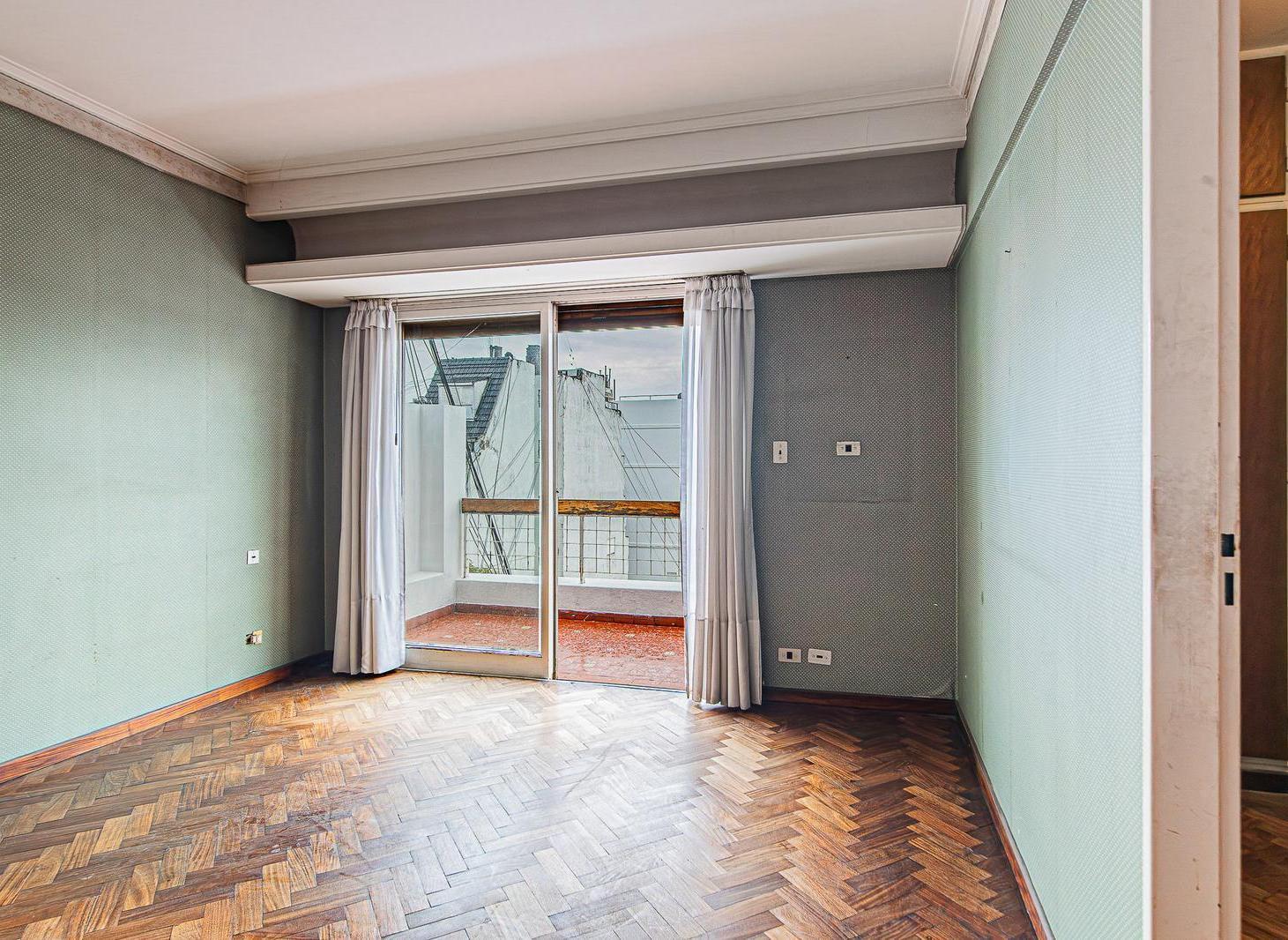 Dúplex de 3 dormitorios y estudio, con magnífica vista y balcón aterrazado! Cochera y baulera