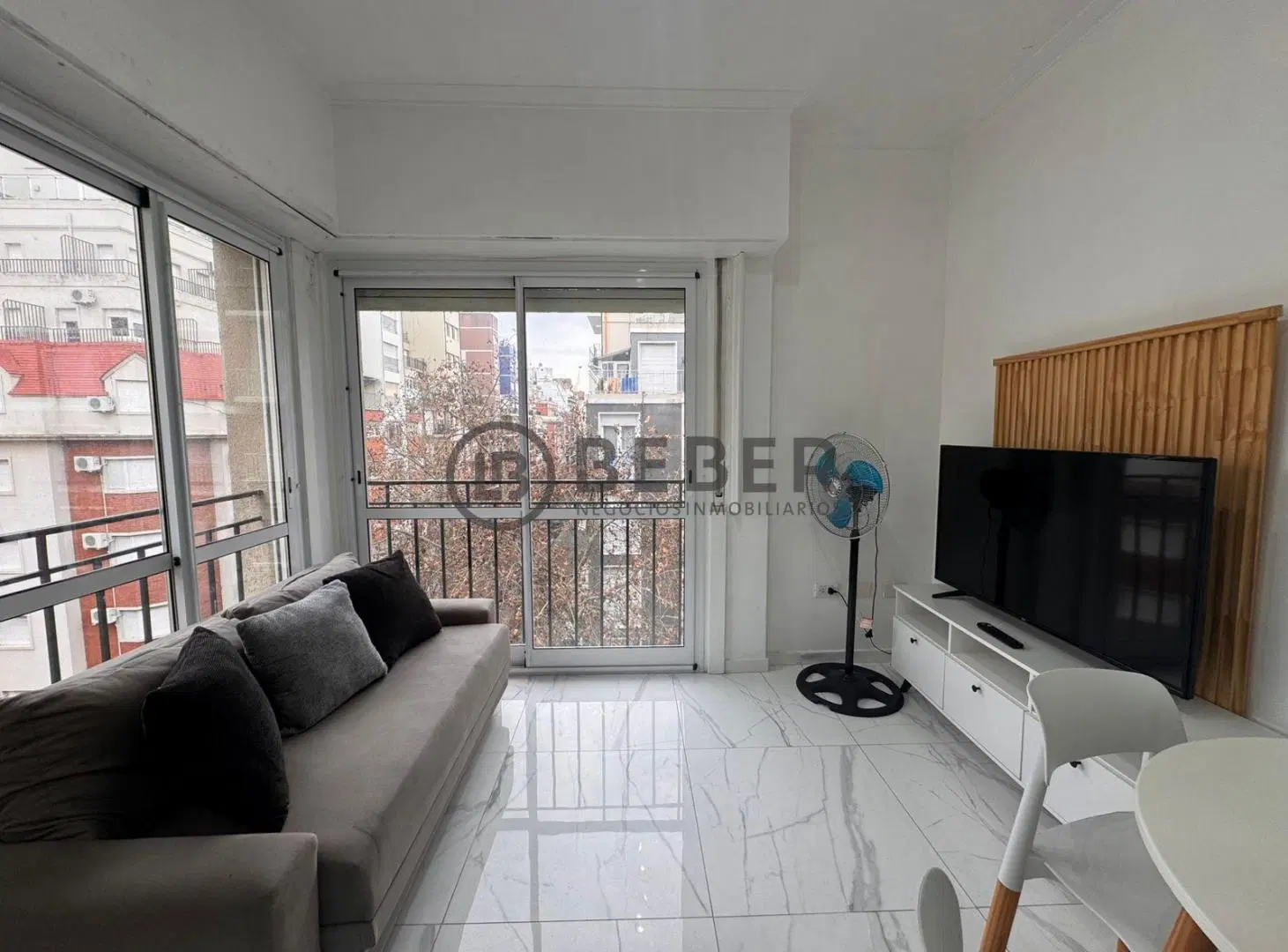 Venta Departamento 2 ambientes a la calle con balcón francés, zona Centro, Mar del Plata 3