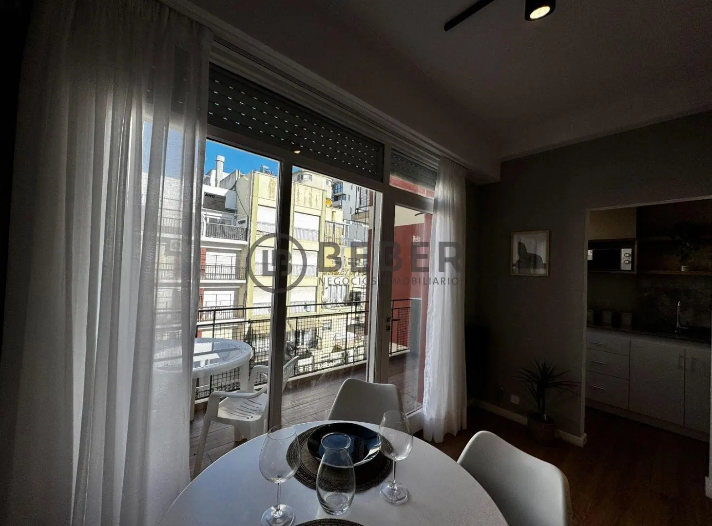 Venta ambiente a la calle con balcon, Centro 3